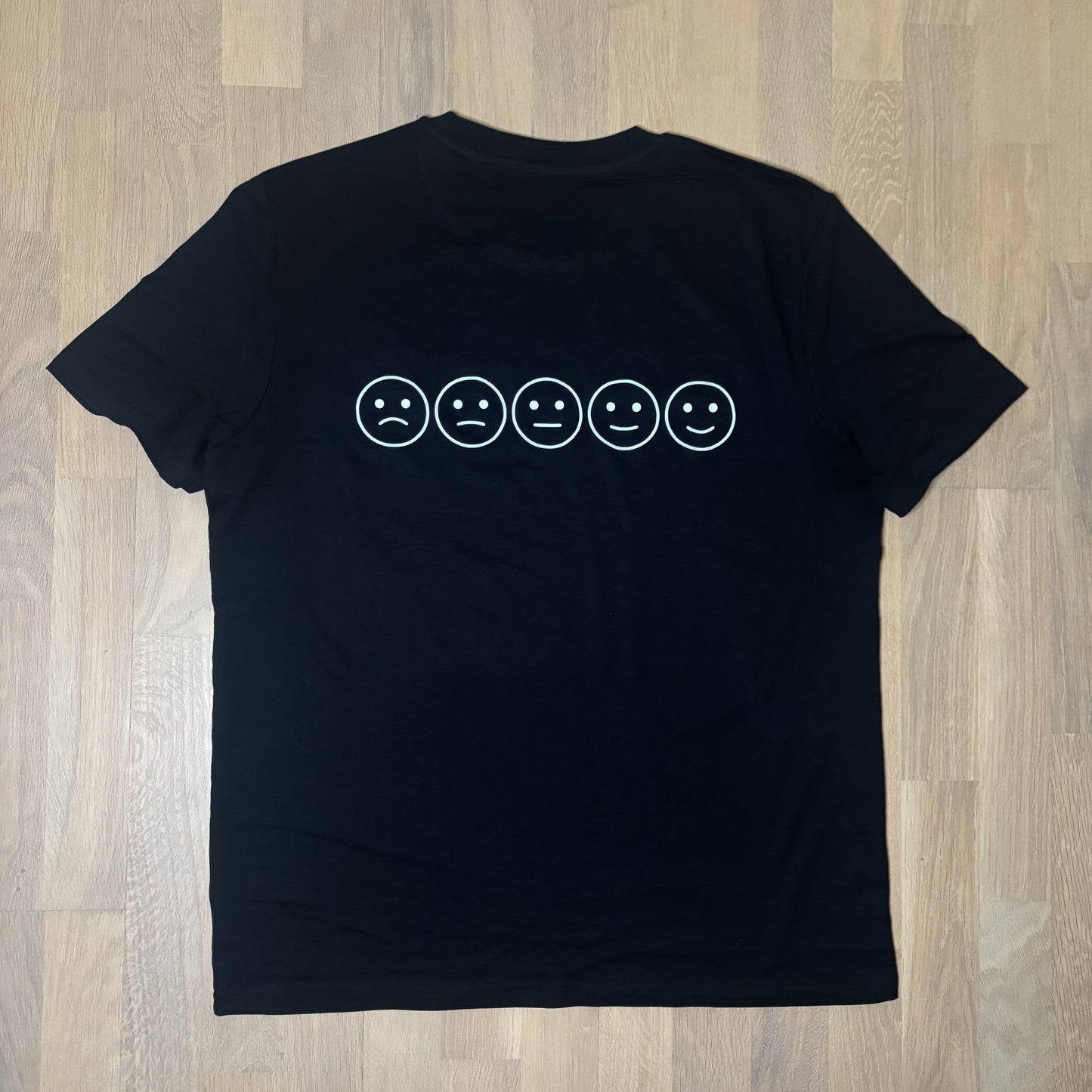 T-SHIRT - Upp med hakan